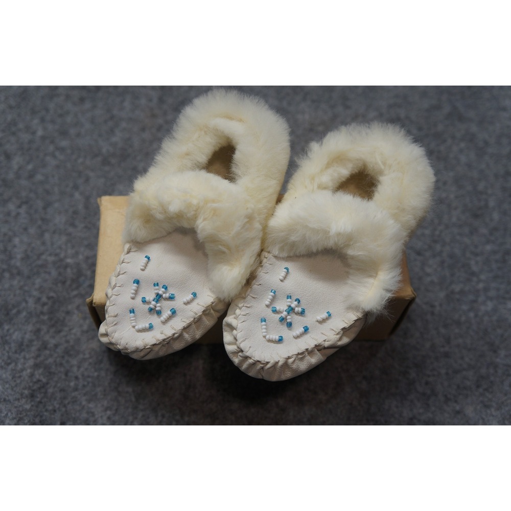 Vintage White Leather Beaded Baby Moccasins Faux Fur Trim Size 4 Booties